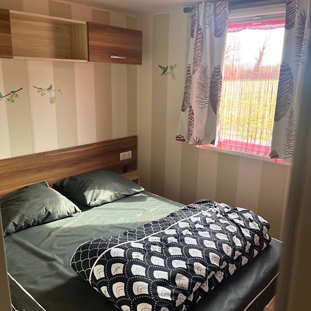 Mobilhome Camping Proche Des Plages Сен-Жан-де-Мон Екстериор снимка