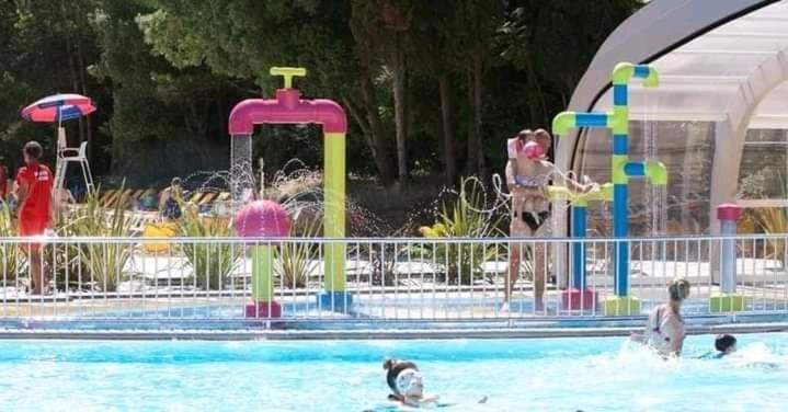 Mobilhome Camping Proche Des Plages Сен-Жан-де-Мон Екстериор снимка